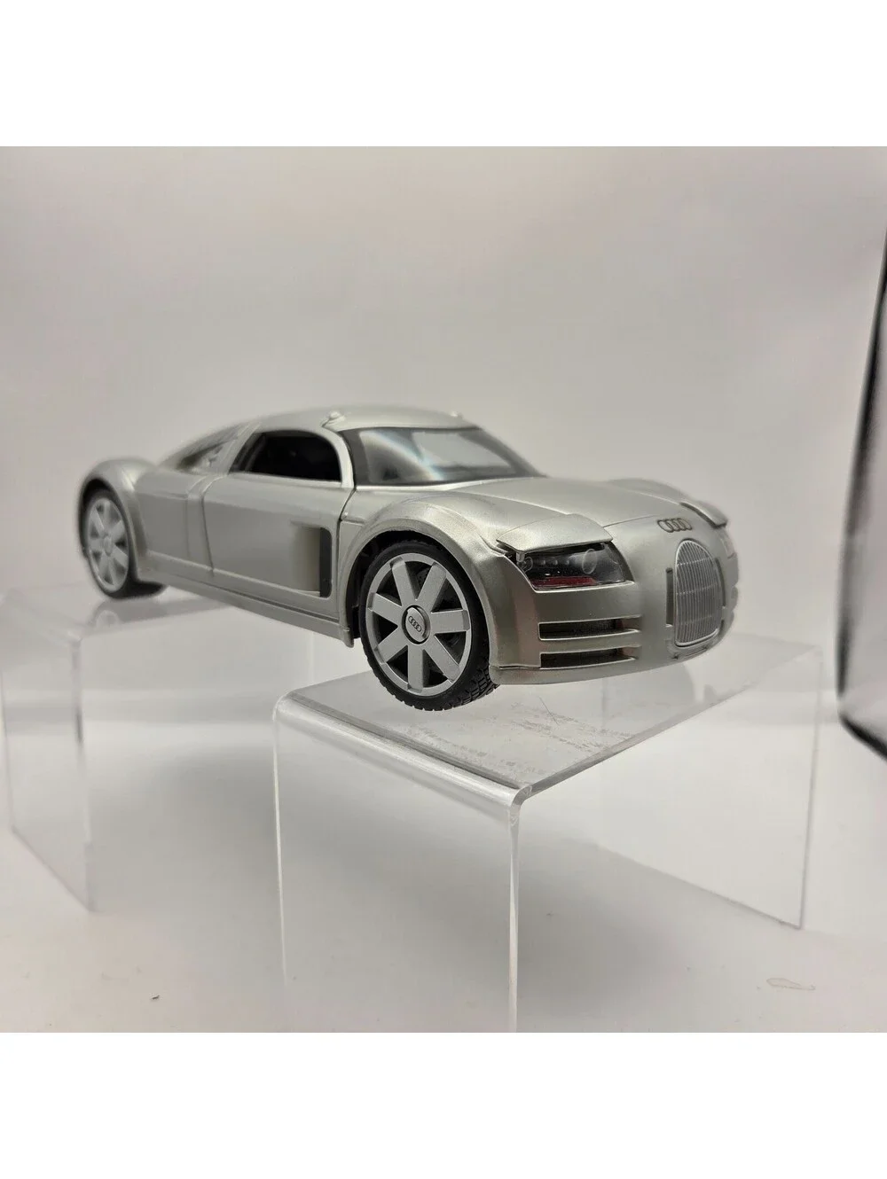 Maisto Audi Supersportwagen Rosemeyer 1:18 Diecast Model Car Silver